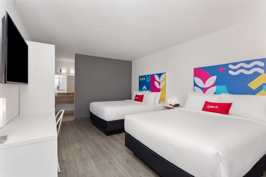 More Photos Of 2500 33rd St, Orlando Hotel For Sale