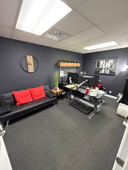 More Photos Of 300 W Joliet St, Ottawa Flex For Sale