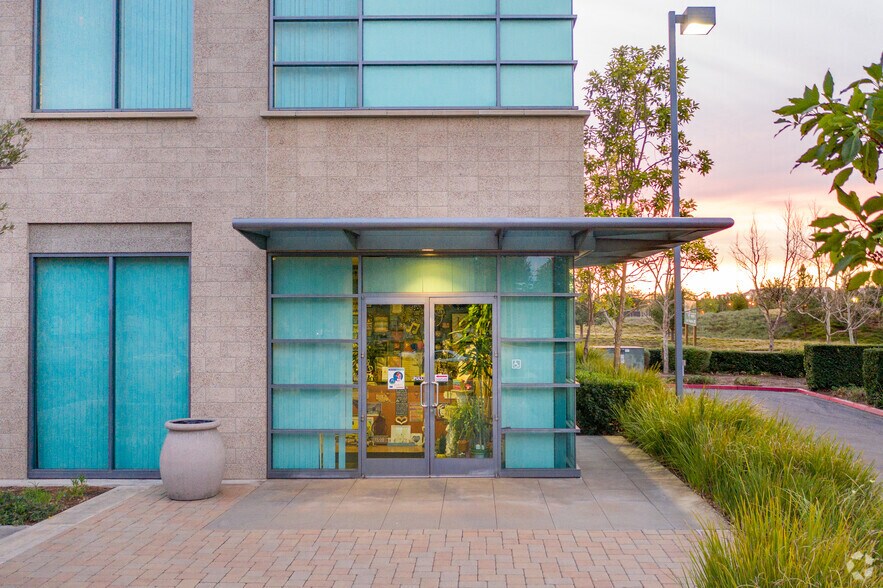 More Photos Of 950 Roosevelt Ave, Irvine Loft Creative Space For Sale