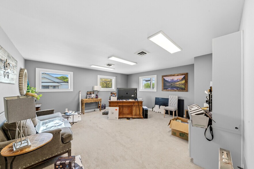 More Photos Of 308 W College St, Pulaski Flex For Sale