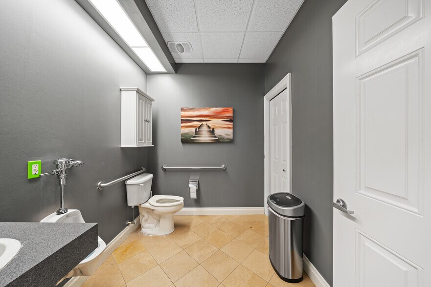 More Photos Of 17411 Bridge Hill Ct, Tampa Loft Creative Space For Sale