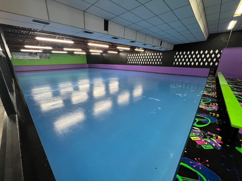 More Photos Of 1910 35th St, Snyder Sports And Entertainment For Sale