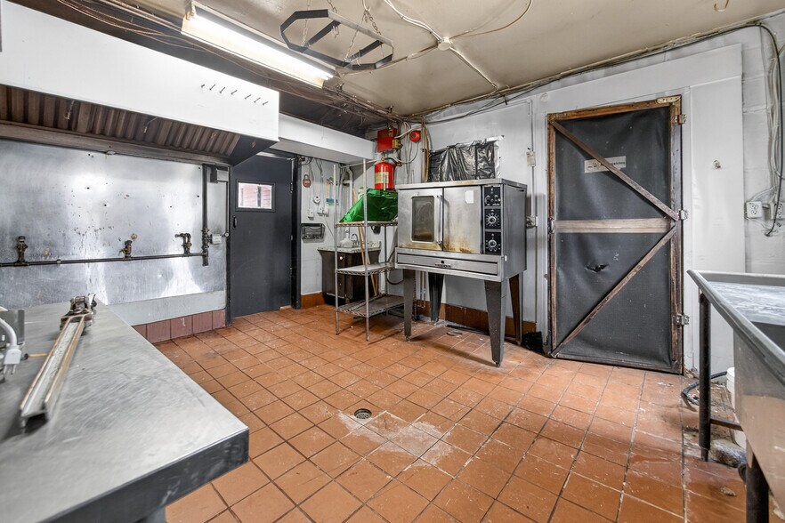 More Photos Of 277 Queen St S, Mississauga Storefront Retail Residential For Lease