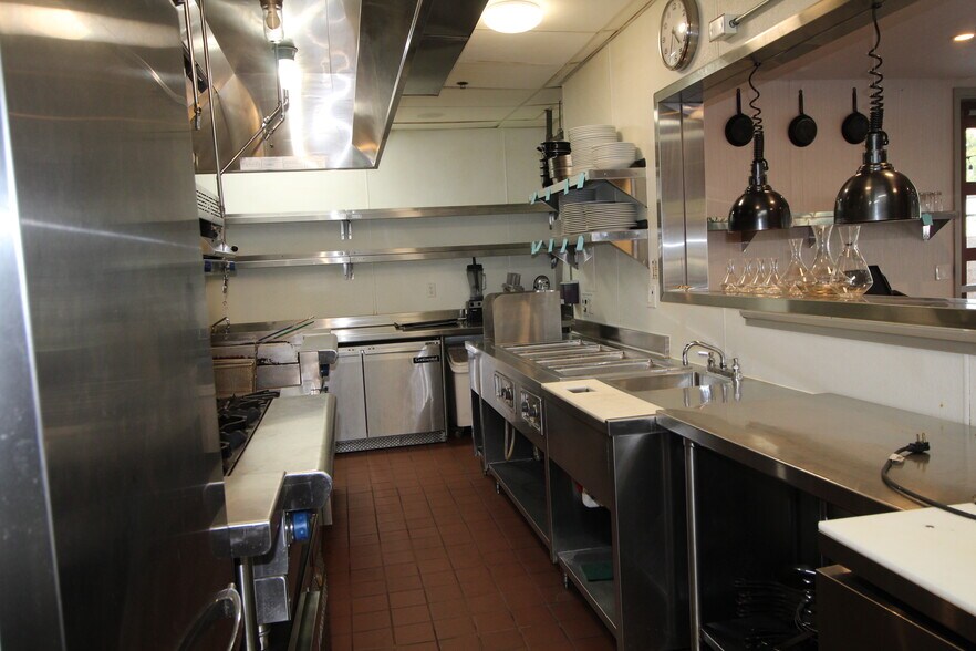 More Photos Of 8755-8757 Old Redwood Hwy, Windsor Hotel For Sale