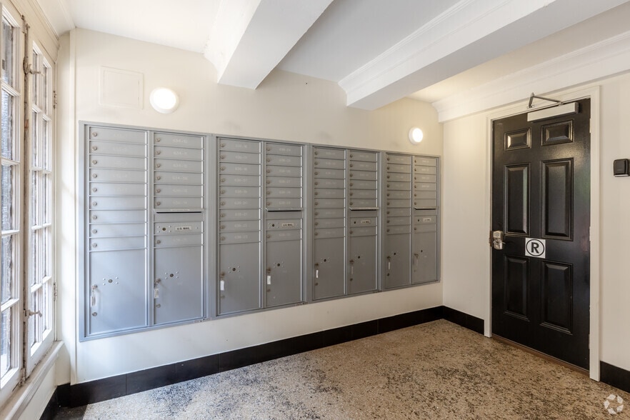 More Photos Of 632-644 W Addison St, Chicago Apartments For Lease