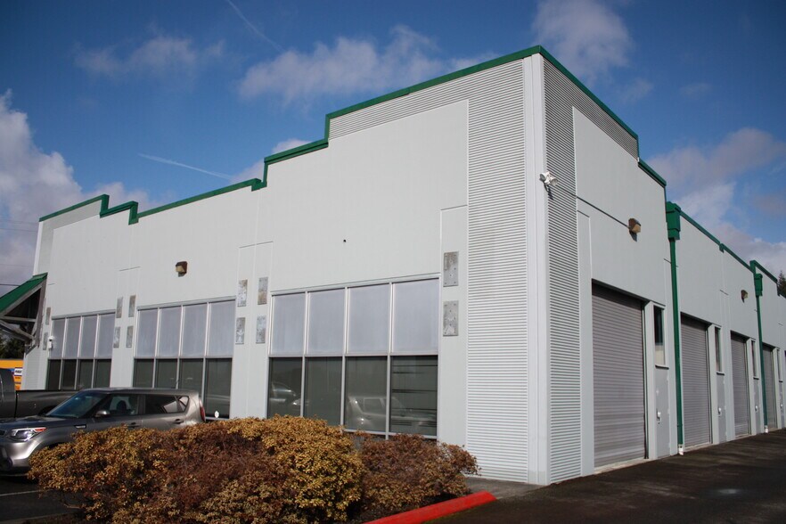 More Photos Of 14815 Chain Lake Rd, Monroe Showroom For Lease