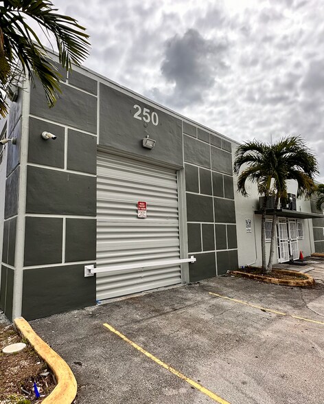 More Photos Of 270 W 79th Pl, Hialeah Warehouse For Lease
