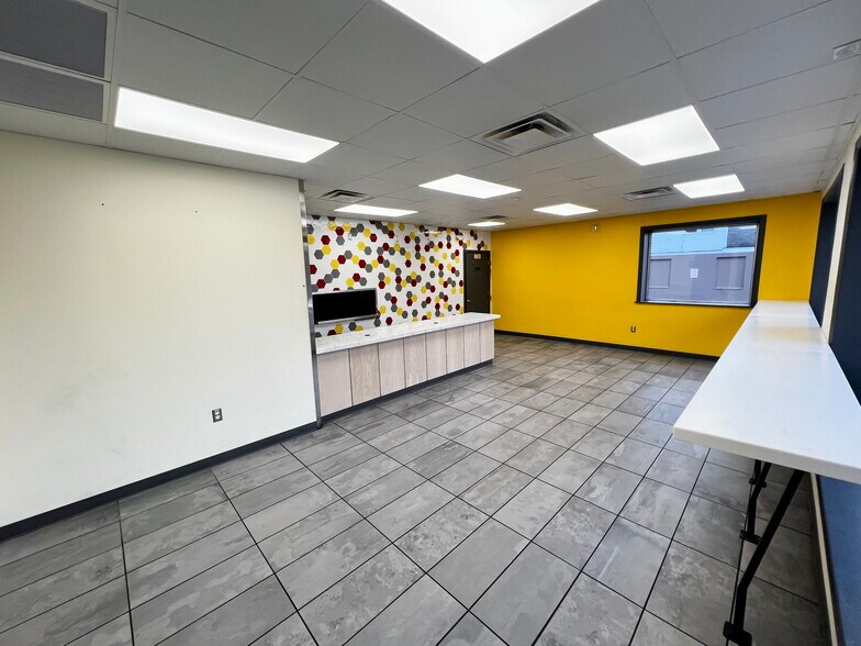 More Photos Of 688 Washington St, Middletown Freestanding For Lease