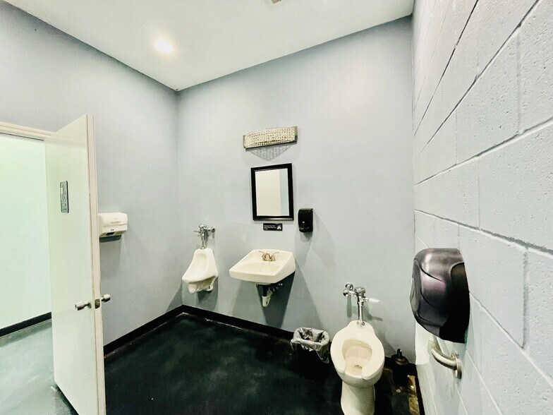 More Photos Of 8799 State Highway 35 N, Van Vleck Convenience Store For Sale