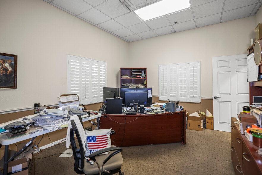 More Photos Of 1555 Sunshine Dr, Clearwater Warehouse For Sale