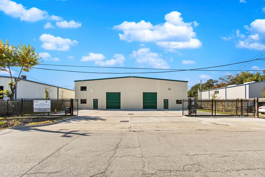 More Photos Of 4018 Ocee St, Houston Manufacturing For Lease