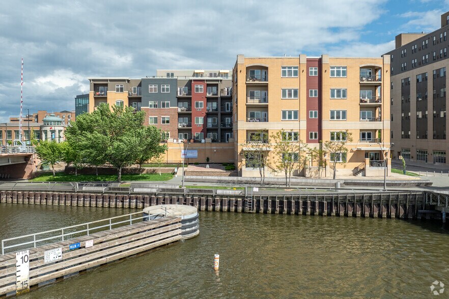 More Photos Of 401 N Washington St, Green Bay Apartments For Sale