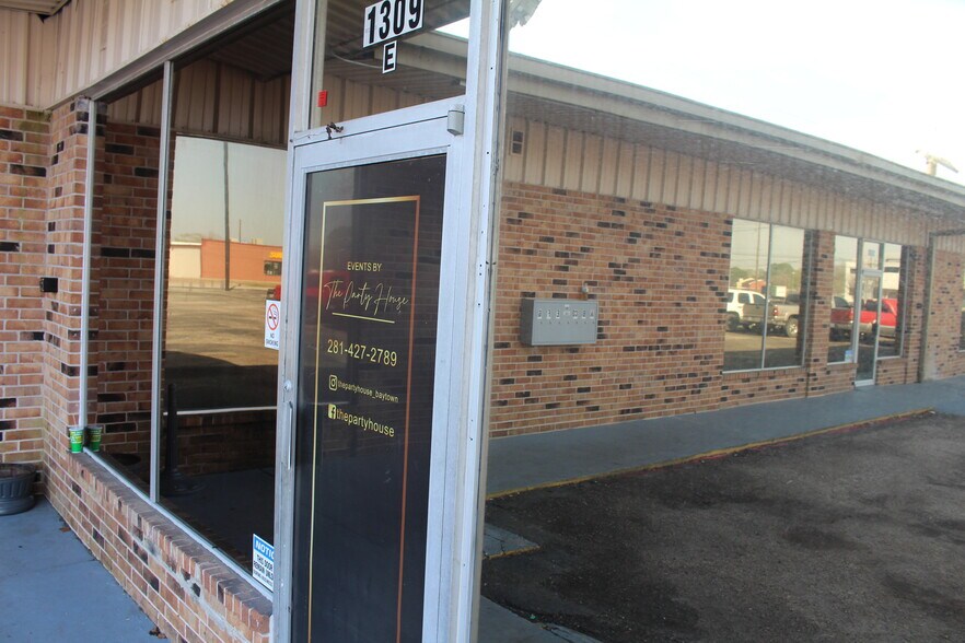 More Photos Of 1301-1309 Sandy Ln, Baytown General Retail For Sale