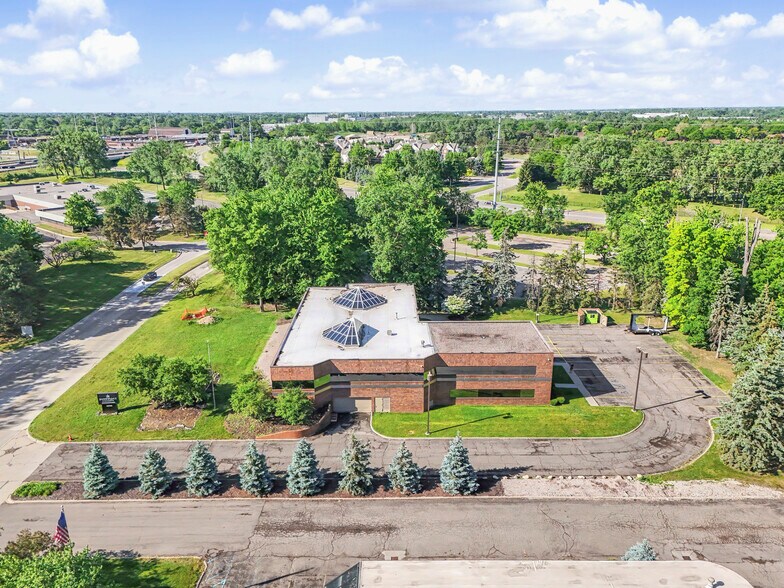 More Photos Of 15360 S Commerce Dr, Dearborn Office For Sale