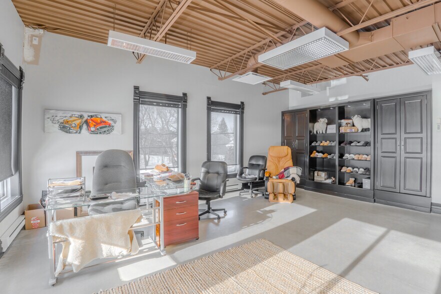 More Photos Of 2686 Ch de la Petite-Côte, Laval Light Distribution For Sale