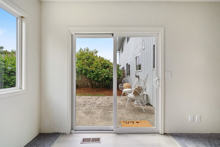 More Photos Of 1009-1011 Grove Ave, Tillamook Apartments For Sale