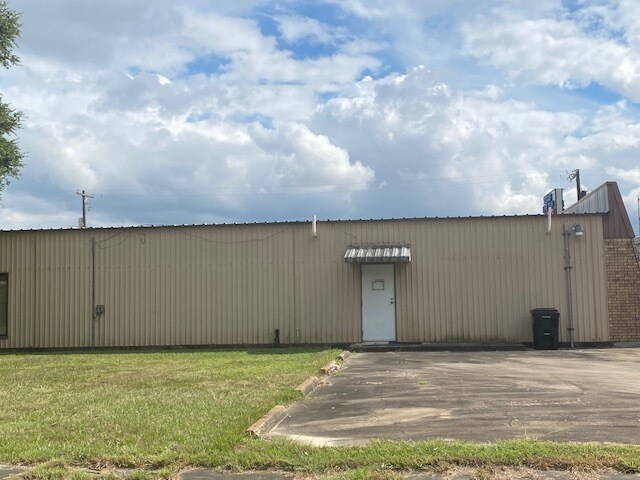 More Photos Of 2670 Highway 35 Byp S, Alvin Office For Lease