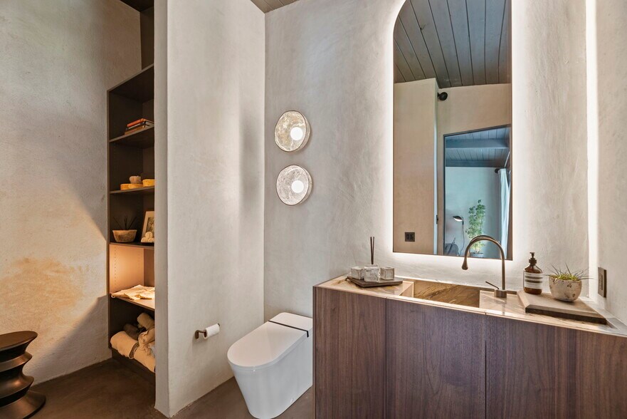 More Photos Of 29170 Heathercliff Rd, Malibu Office For Lease