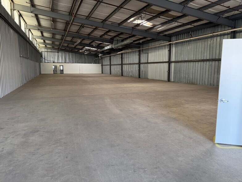 More Photos Of 7401-7427 W Sunnyview Ave, Visalia Warehouse For Lease