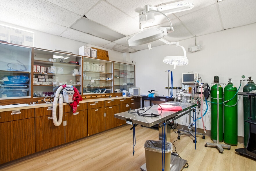 More Photos Of 4254 Eagle Rock Blvd, Los Angeles Veterinarian Kennel For Sale