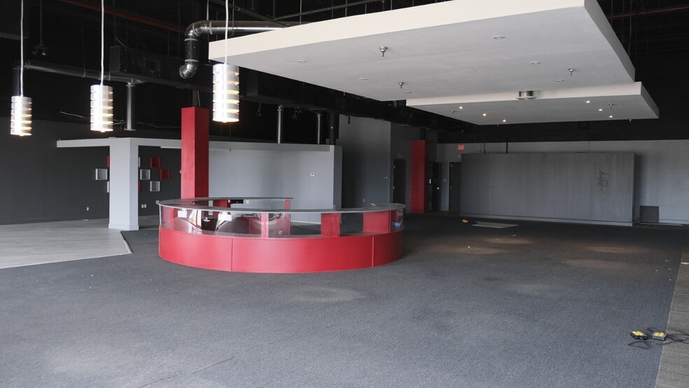 More Photos Of 9011 John Carpenter Fwy, Dallas Light Manufacturing For Lease