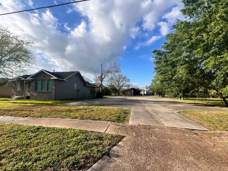 More Photos Of 2474 Broadway, Beaumont Medical For Sale