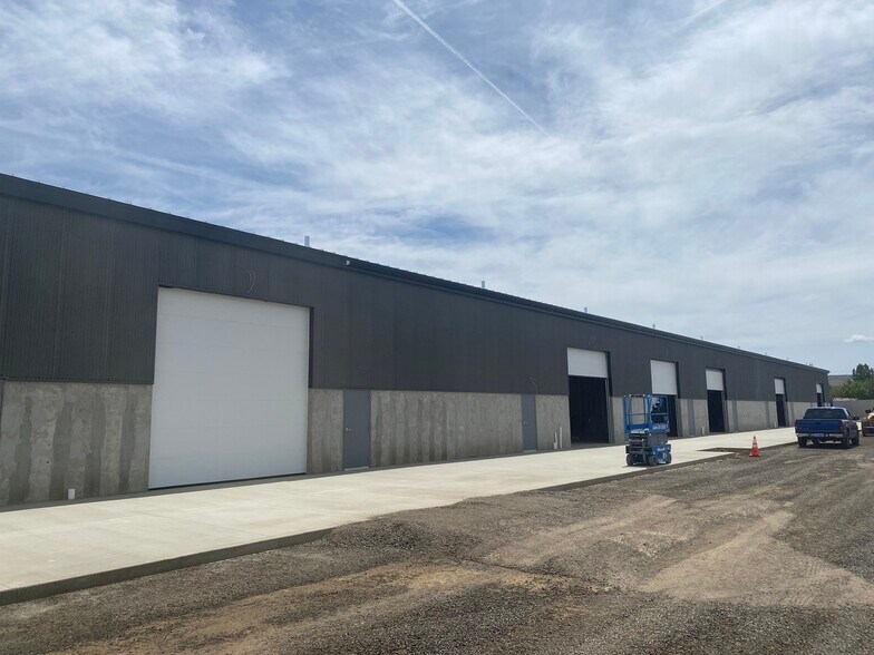 More Photos Of 2605 SW 1st St, Redmond Industrial For Lease