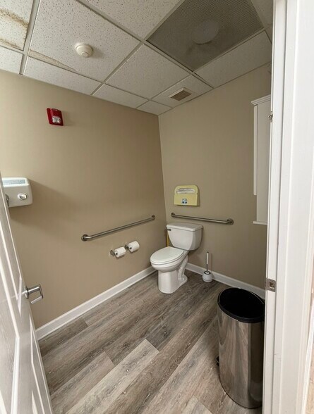 More Photos Of 66 Buck Rd, Southampton Medical For Lease