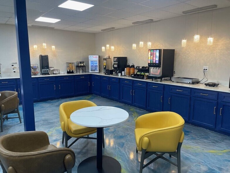 More Photos Of 2005 Veterans Blvd, Del Rio Hotel For Sale