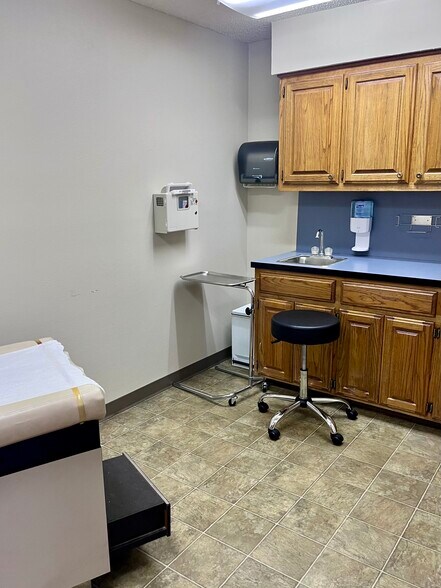 More Photos Of 408 N Main St, Noble Medical For Lease