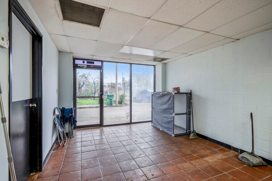 More Photos Of 80 Sorters McClellan rd, Kingwood Warehouse For Sale