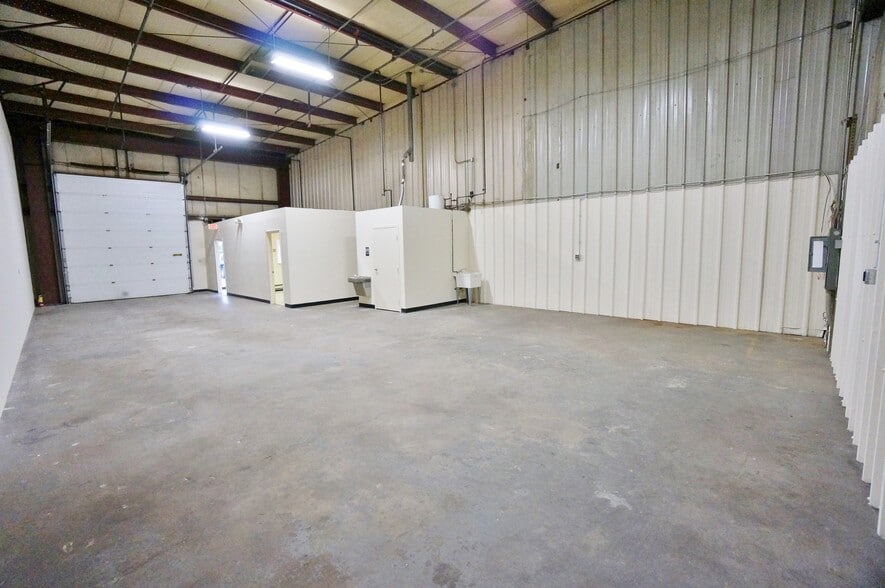 More Photos Of 13848-13876 Dawson Beach Rd, Woodbridge Warehouse For Lease