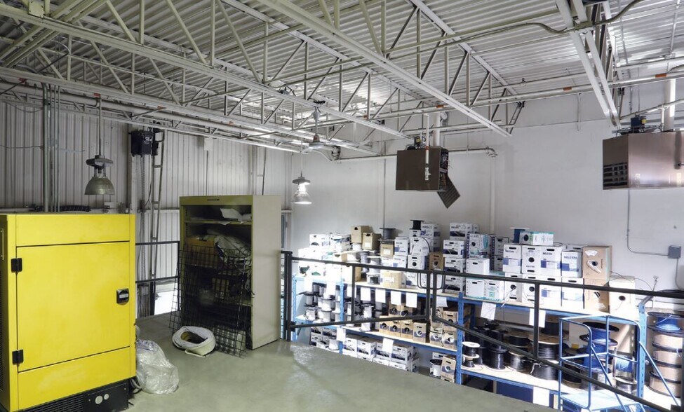 More Photos Of 9260-9300 Blvd Henri Bourassa W, Montréal Flex For Lease