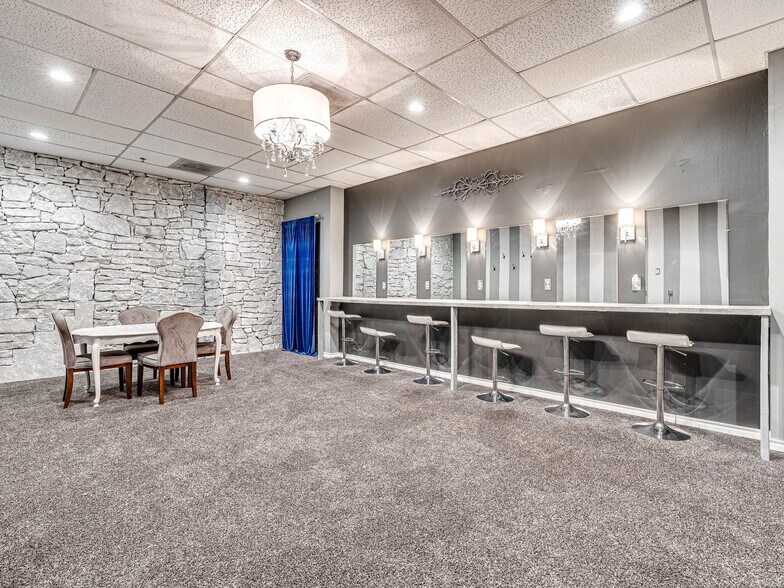 More Photos Of 6009 NW Expressway St, Oklahoma City Specialty For Sale