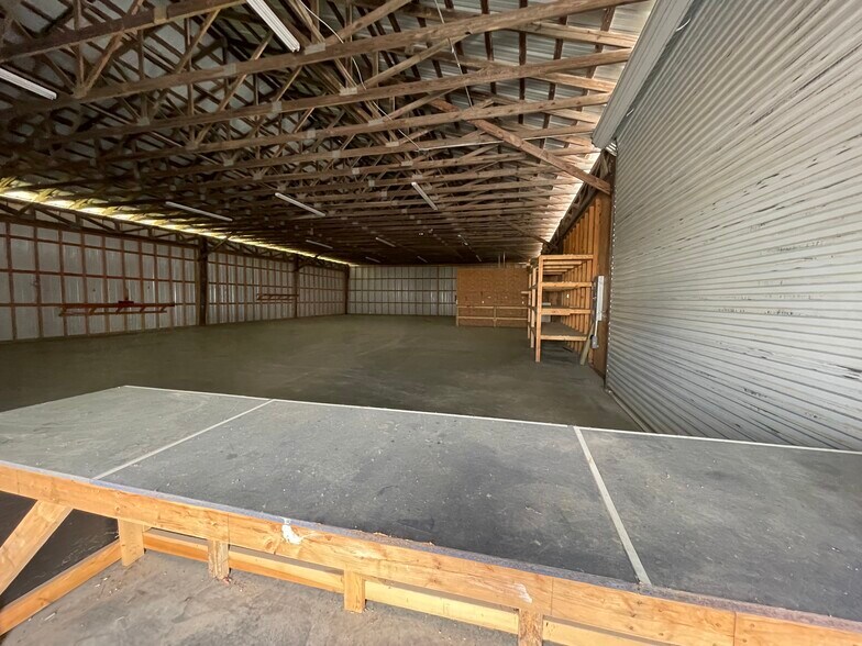 More Photos Of 702 Chastain Blvd W, Glencoe Warehouse For Lease