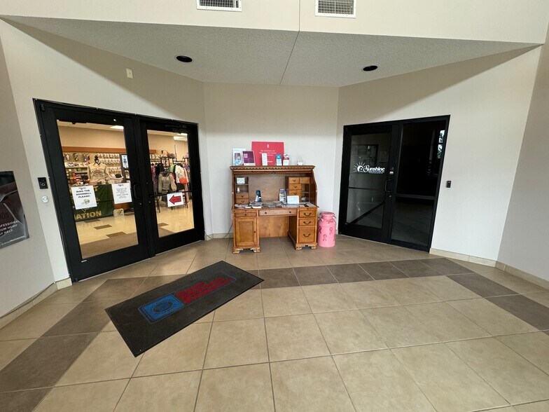 More Photos Of 15415 Pinehurst Dr, Basehor Office For Sale