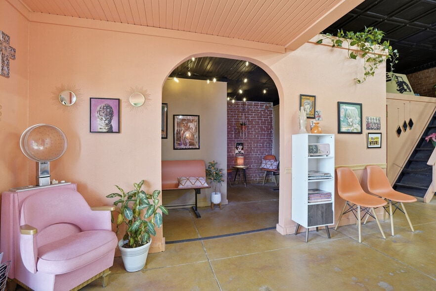 More Photos Of 401 S Main St, Cleburne Office For Sale