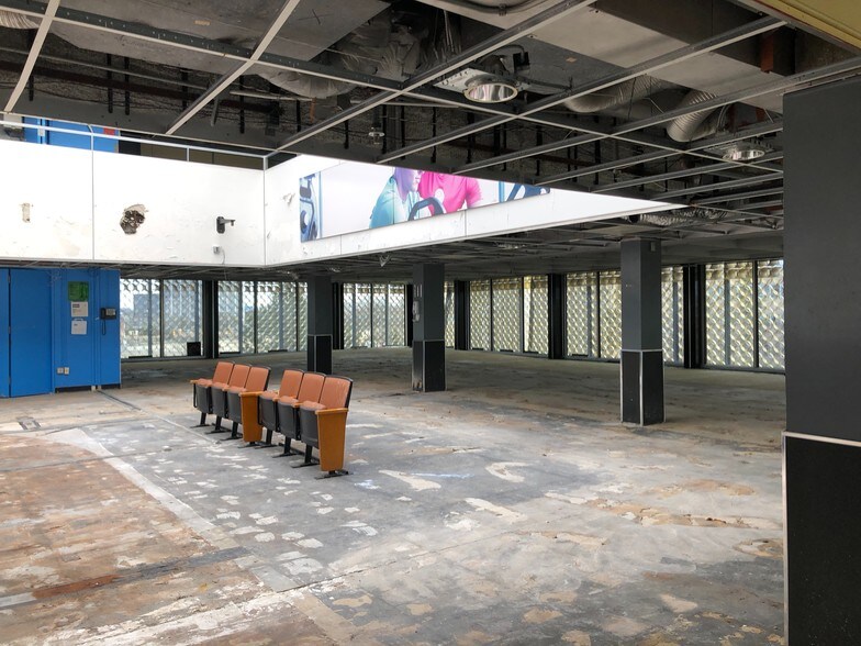 More Photos Of 16000-16200 Northland Dr, Southfield Office For Sale