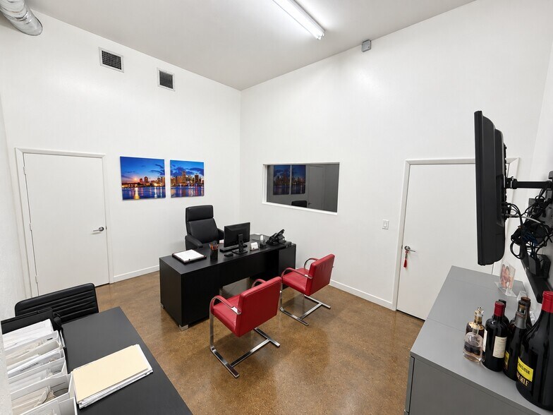 More Photos Of 261 NW 71st St, Miami Showroom For Sale