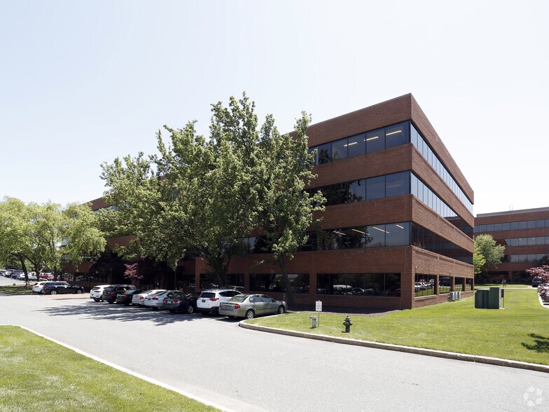More Photos Of 200 Continental Dr, Newark Office For Lease