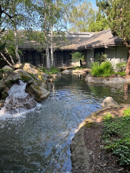 More Photos Of 885 University Ave, Sacramento Office For Sale