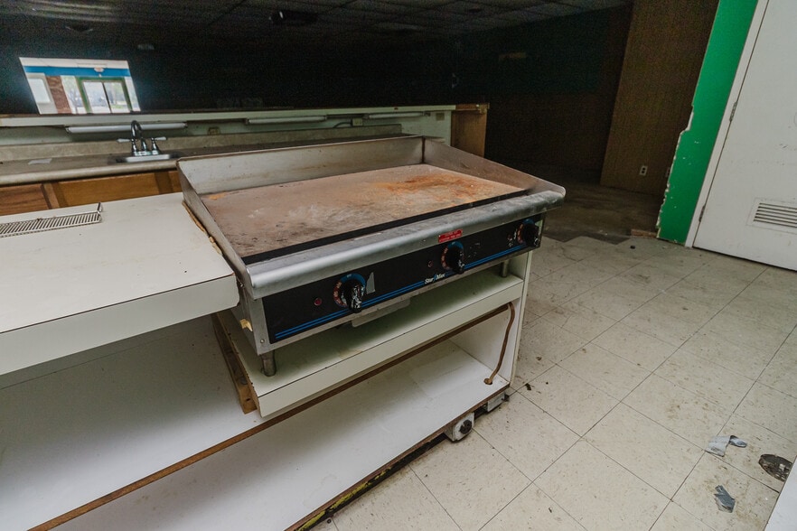 More Photos Of 1015 S Meridian Ave, Wichita Auto Repair For Sale