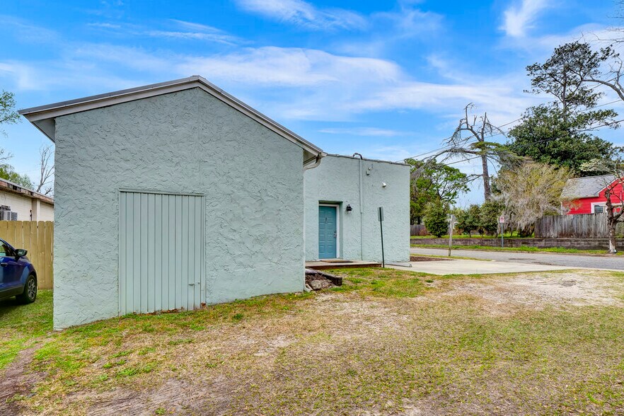 More Photos Of 2020 Princess Place Dr, Wilmington Freestanding For Sale
