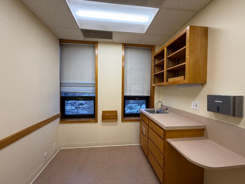 More Photos Of 33 Bartlett St, Lowell Medical For Lease