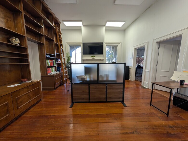 More Photos Of 201 S Izard St, Little Rock Office For Sale