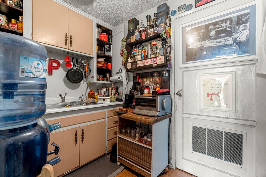 More Photos Of 2200 W Burbank Blvd, Burbank Freestanding For Sale