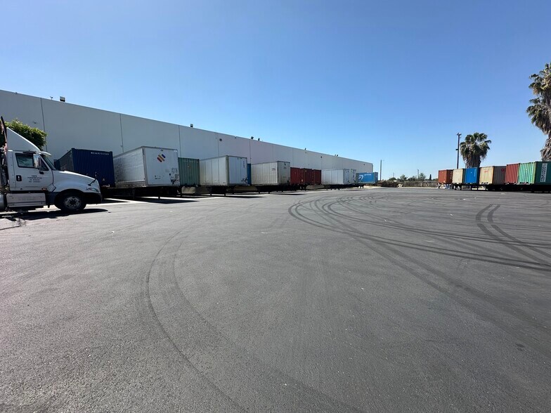 More Photos Of 11500 Los Nietos Rd, Santa Fe Springs Distribution For Lease