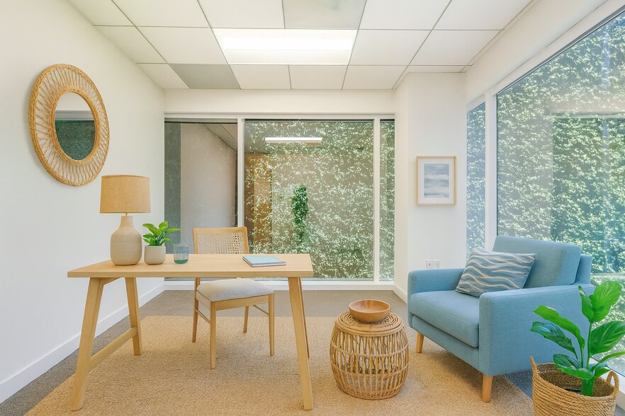 More Photos Of 21300 Victory Blvd, Woodland Hills Coworking Space