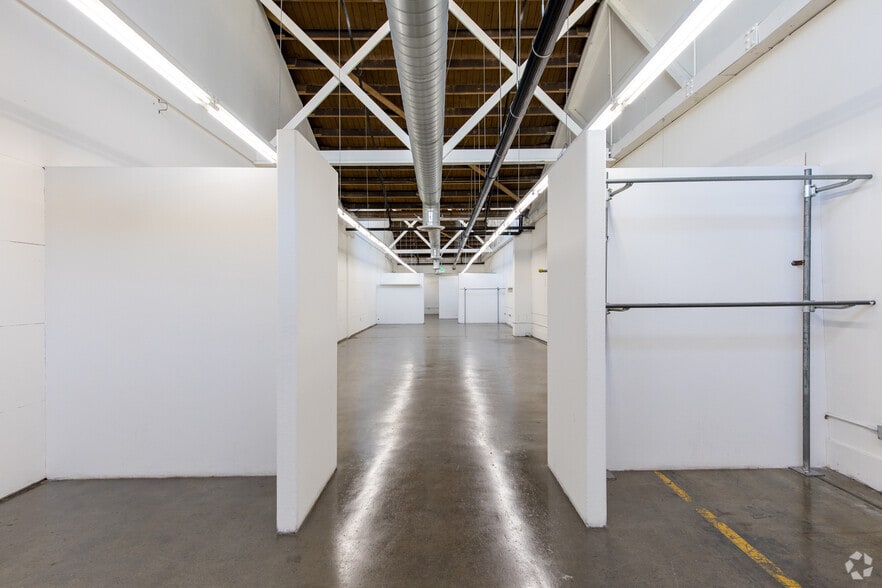More Photos Of 3040 E 12th St, Los Angeles Warehouse For Lease