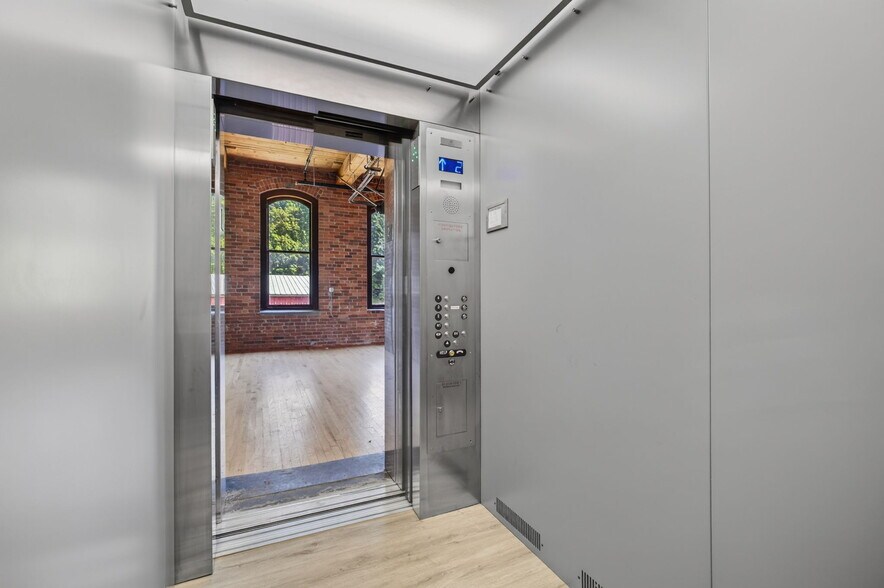 More Photos Of 420 Park St, Housatonic Flex For Sale